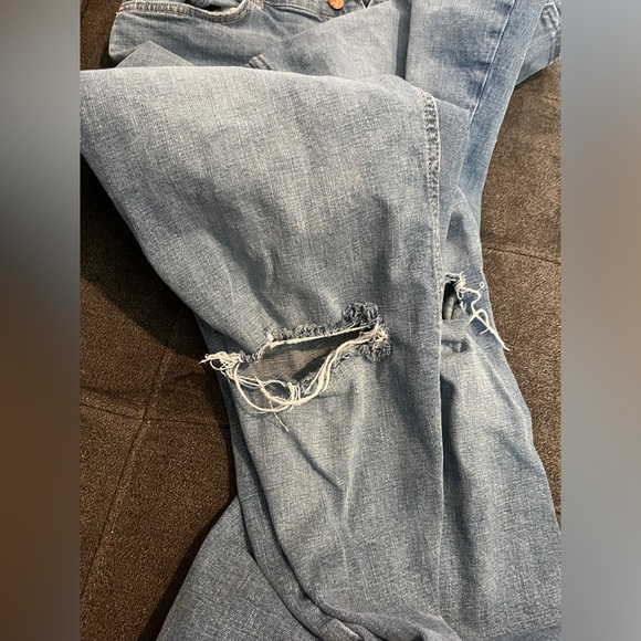 Arizona juniors jeans size 11 low rise boot medium wash, rips, distressed - Picture 3 of 5